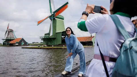 Dutch Village Zaanse Schans to Implement Entry Fee for Tourists