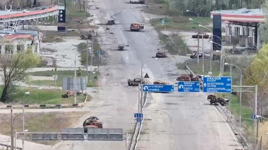 Destroyed vehicles on an empty street in Oleshky