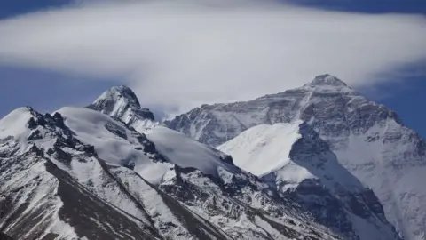 Extreme Blizzard Strikes Everest: Hikers' Terrifying Battle with Nature