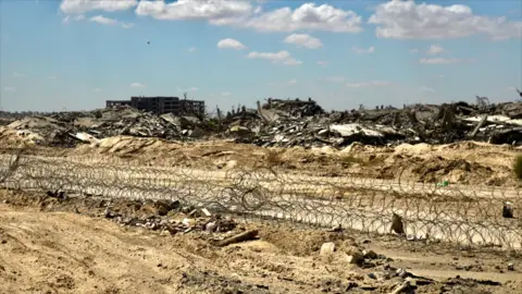 Defiance in Gaza City: Residents Stand Firm Amidst Evacuations