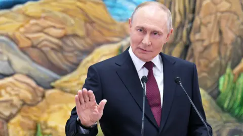Putin Insists on Territorial Claims as Peace Talks Loom