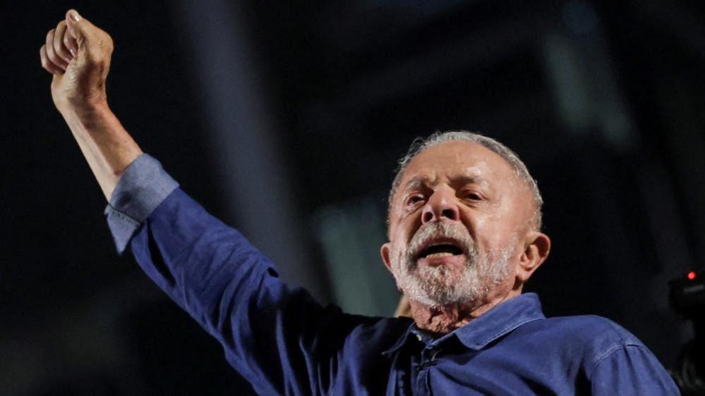Lula waving to supporters