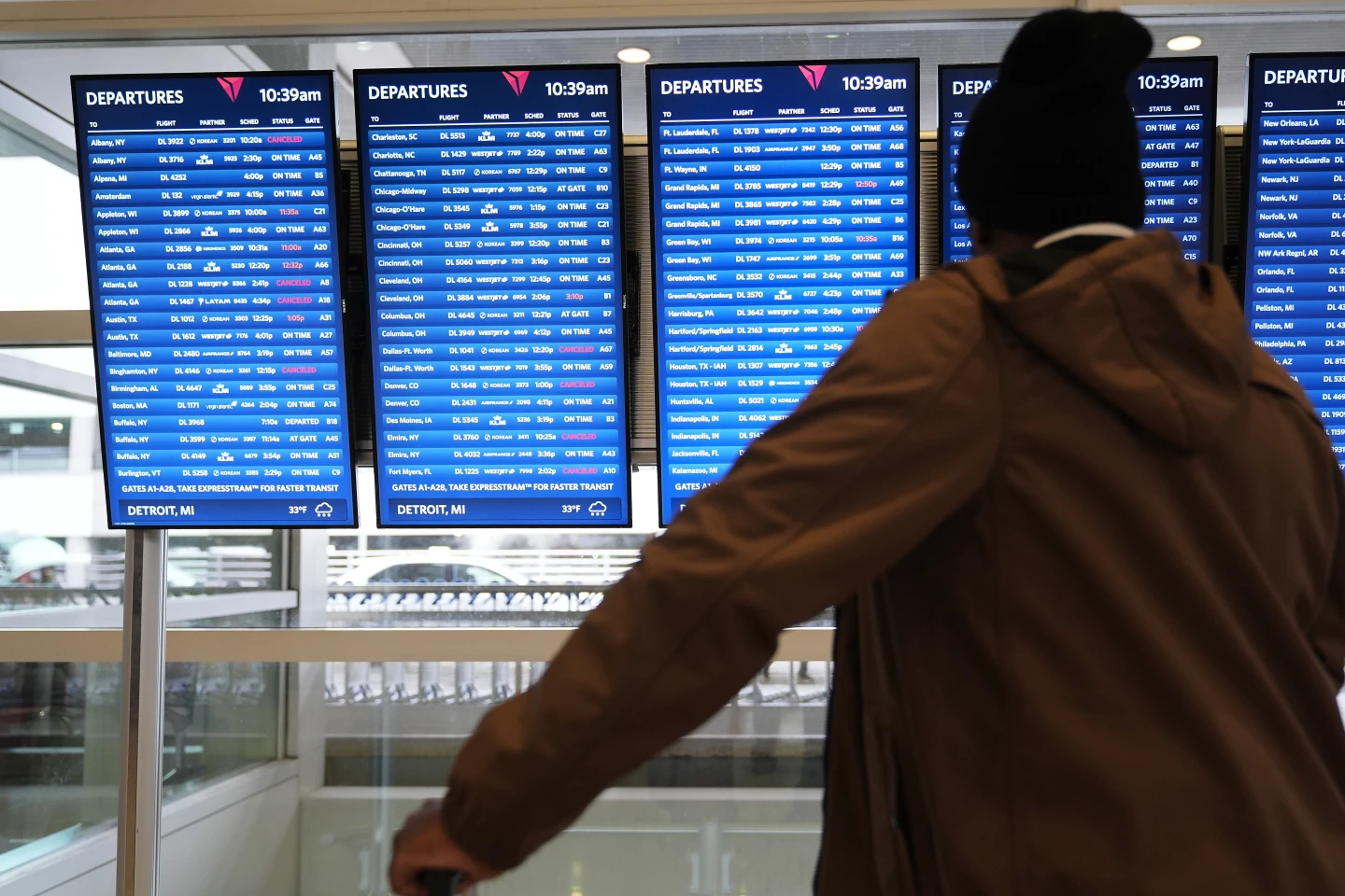 Thanksgiving Travel Chaos: U.S. Air Traffic Faces Major Disruptions Due to Government Shutdown
