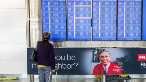 US Government Shutdown Threatens Holiday Travel as Flights Face Major Cuts