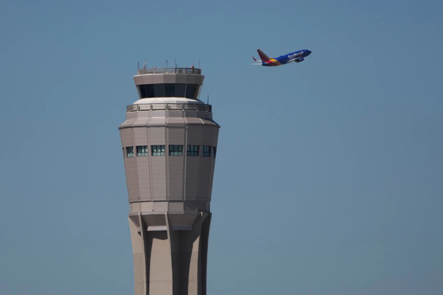Flight Delays Mount as Government Shutdown Continues