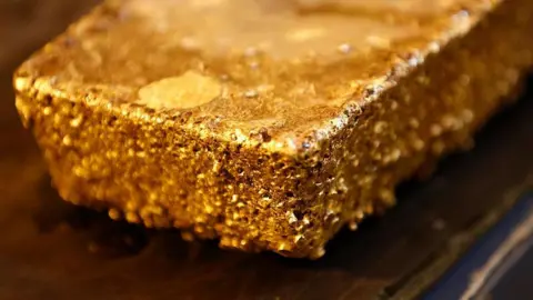 Guinea’s Gold Rules: No More Raw Gold Exports, All Refined Inside!