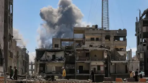 Israel Tightens Siege on Gaza City Amid Peace Plan Talks