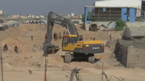 Hamas Member Assists in Hostage Search in IDF-Controlled Gaza