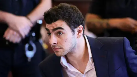 Attempt to Bust a Suspect: Man Pretends to Be FBI Agent