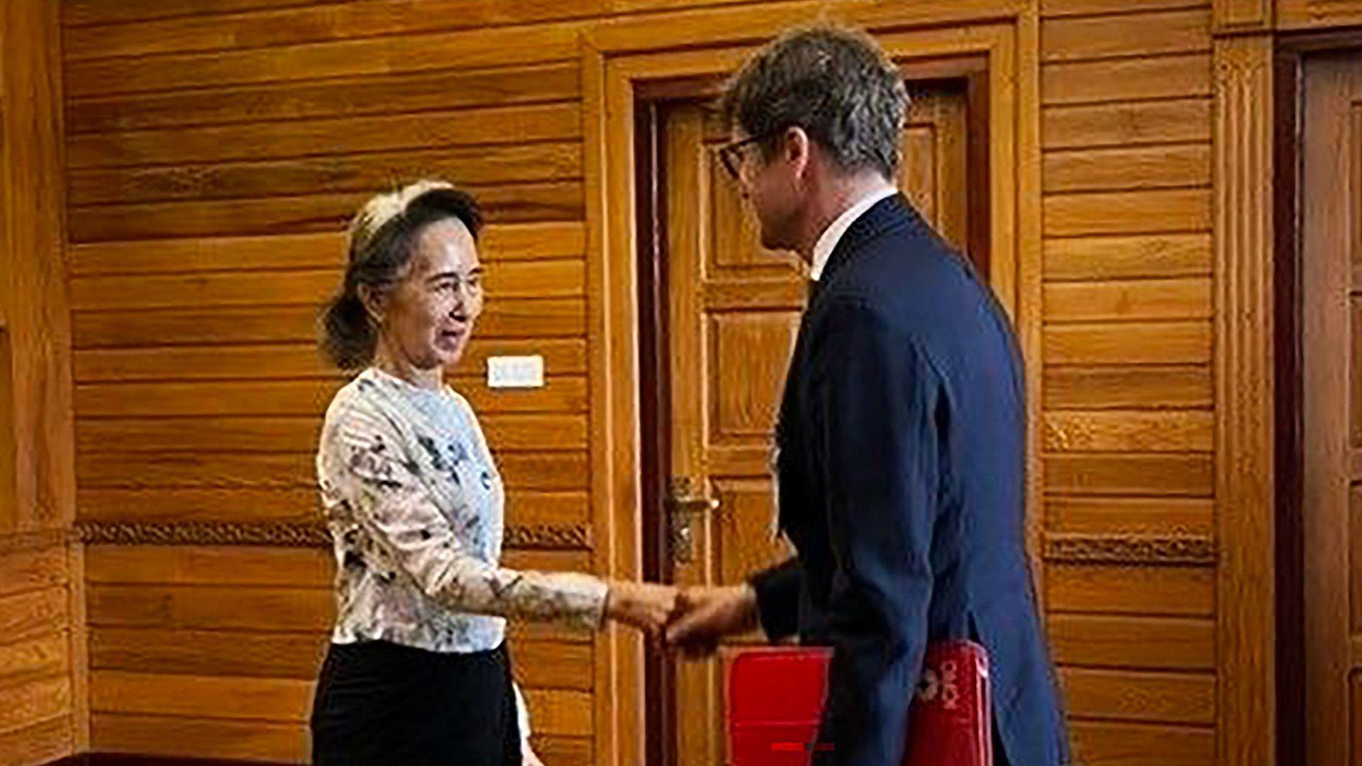 Aung San Suu Kyi Makes Her First Outside Visit in 2½ Years