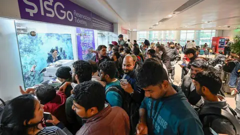 Travel Turmoil in India: IndiGo Cancels Hundreds of Flights