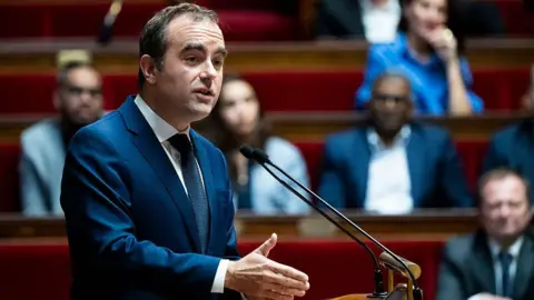 French PM Survives No-Confidence Vote Amid Pension Reform Tensions