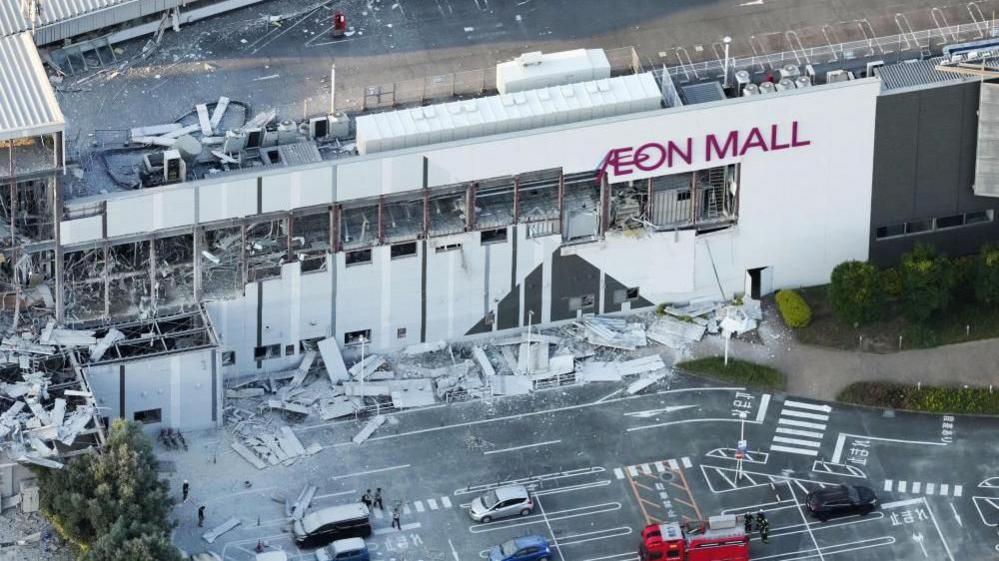 Earthquake Rocks Kumamoto: Shoppers Locked Inside Mall