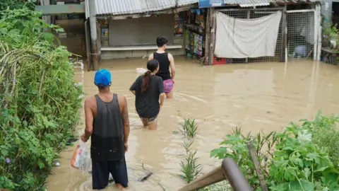 Typhoon Fung-wong Hits Philippines: 6 Lives Lost and Widespread Flooding