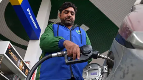 Oil Prices Drop as Pakistan Signs US‑Iran Deal: Strait Opens, Markets Watch