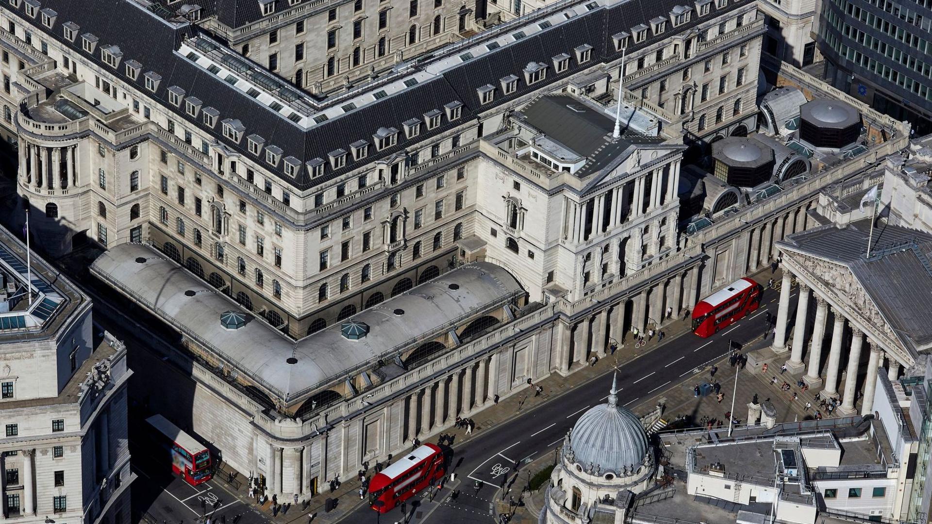 Gold on the Move: Dutch Central Bank Shifts Tonnes to London