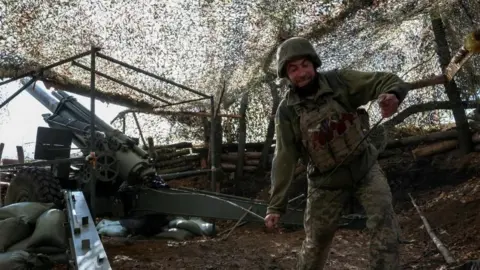 Troops Clash in Ukrainian Town as Russian Forces Gain Traction