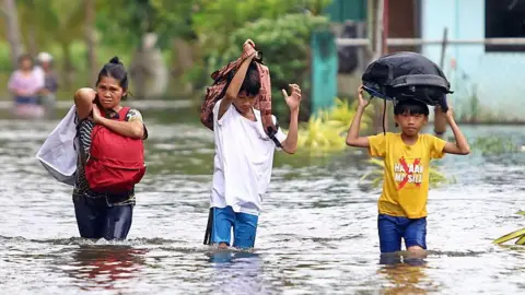 Typhoon Fung-wong Hits Philippines Just Days After Devastating Storm