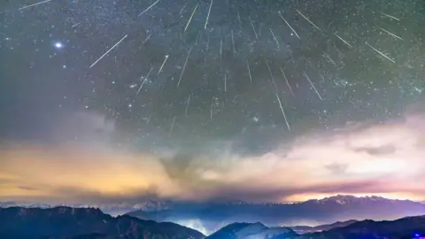 Geminid Meteor Shower: A Cosmic Light Show This Weekend!
