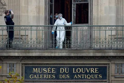 Louvre Heist Exposed: Security Shortcomings Uncovered