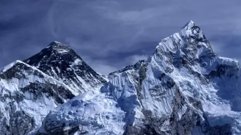1,000 Tourists Stranded on Mount Everest Due to Severe Snowstorm