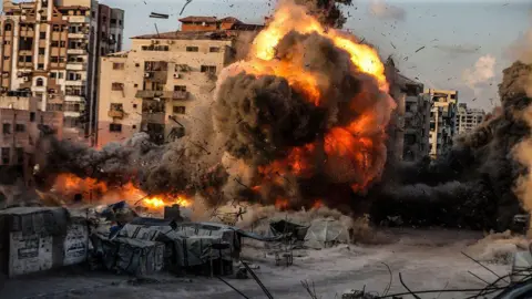 Intense Fighting Looms as Israeli Forces Advance on Gaza City